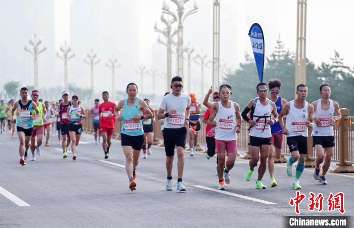 2024府谷半程马拉松开赛 肯尼亚选手包揽男女冠军
