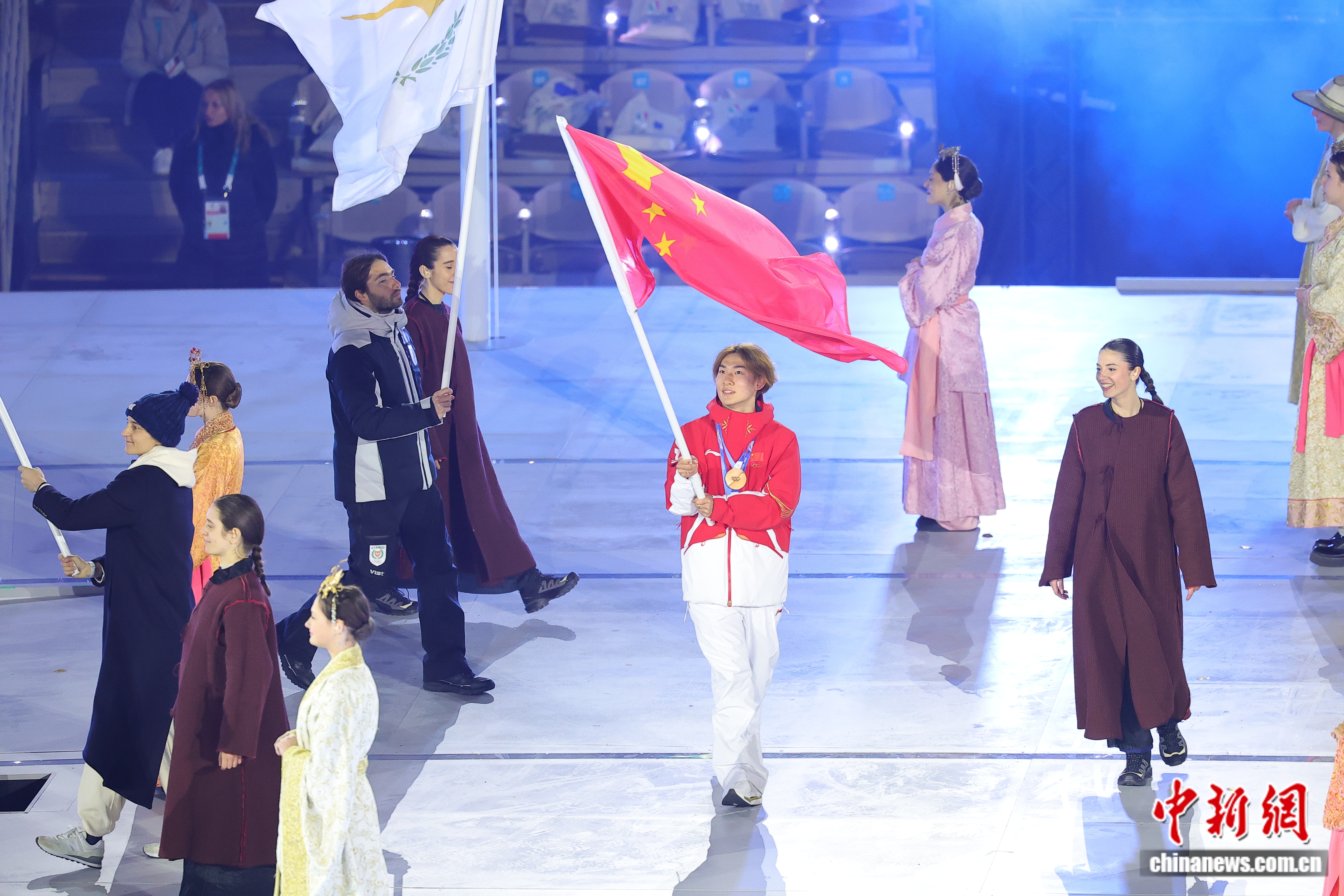 苏翊鸣挥舞五星红旗入场瞬间点亮米兰冬奥舞台