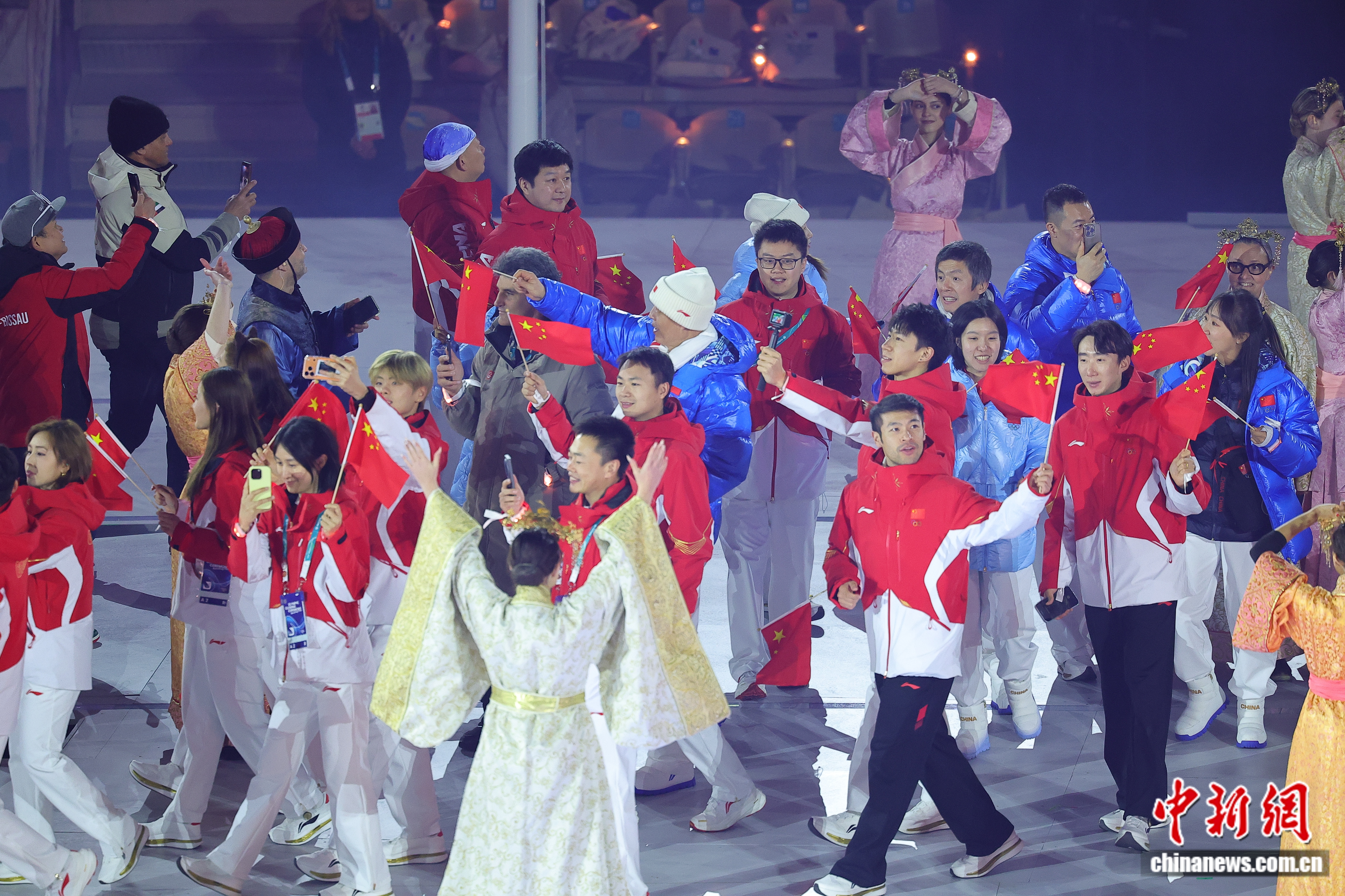 苏翊鸣挥舞五星红旗入场瞬间点亮米兰冬奥舞台