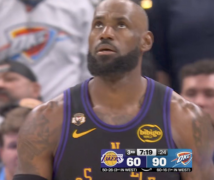 詹姆斯关键暴扣未获2+1引热议