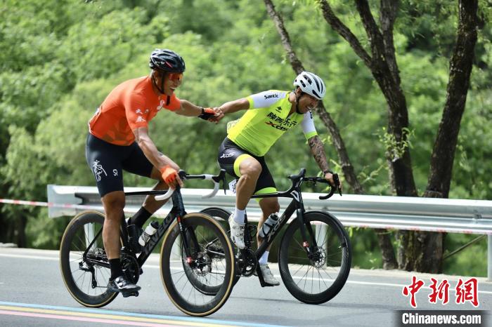 陕西：近300名骑手竞速秦岭山水间 助力“文体旅